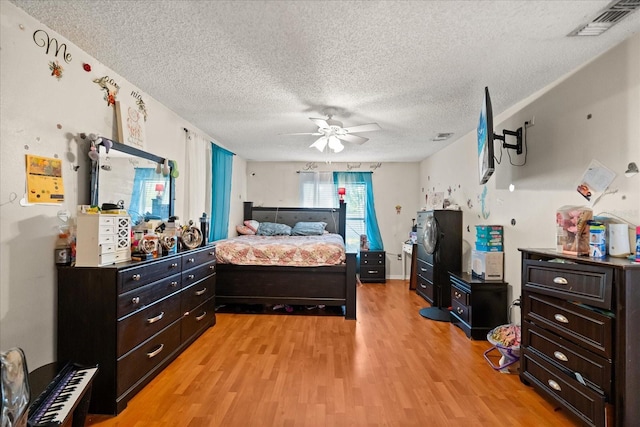 1321 Dunbarton Ct, Kissimmee, FL 34758 - bedroom featuring light wood finished floors, a textured ceiling, and a ceiling fan