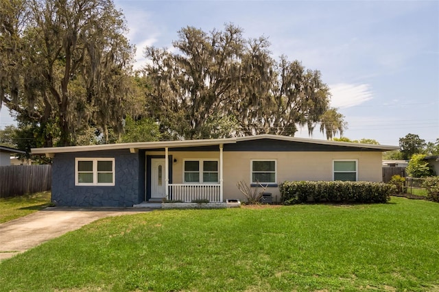 826 Cherokee Cir, Sanford, FL 32773 - ranch-style house featuring covered porch
