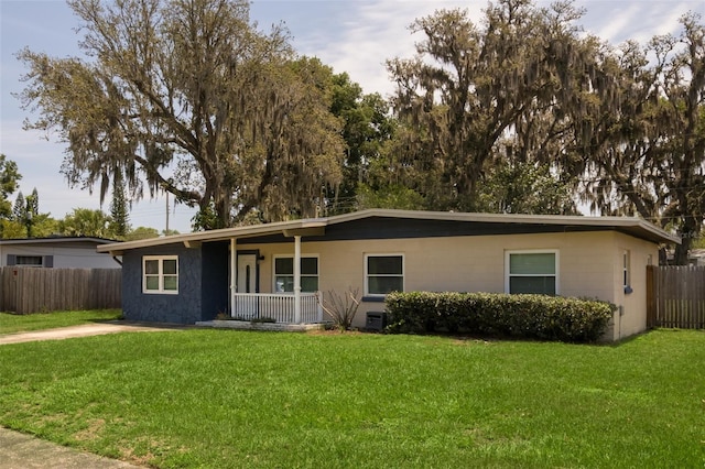 826 Cherokee Cir, Sanford, FL 32773 - single story home with covered porch