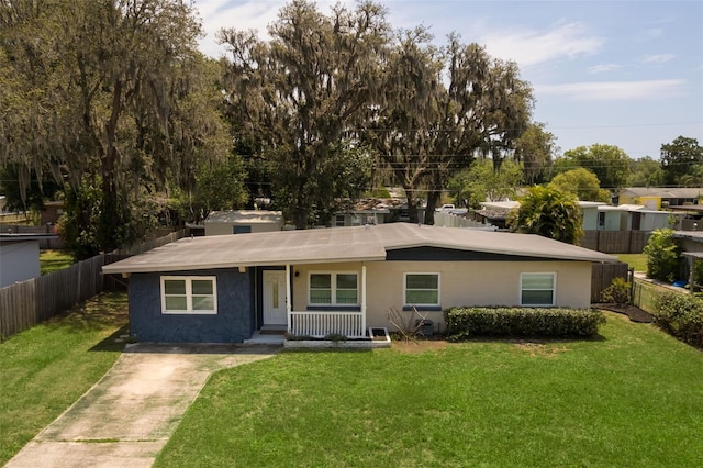 826 Cherokee Cir, Sanford, FL 32773 - view of front facade featuring covered porch, stucco siding, and driveway