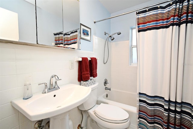 2810 Nancy St, Orlando, FL 32806 - full bathroom with tile walls, toilet, shower / bath combo with shower curtain, a sink, and tasteful backsplash