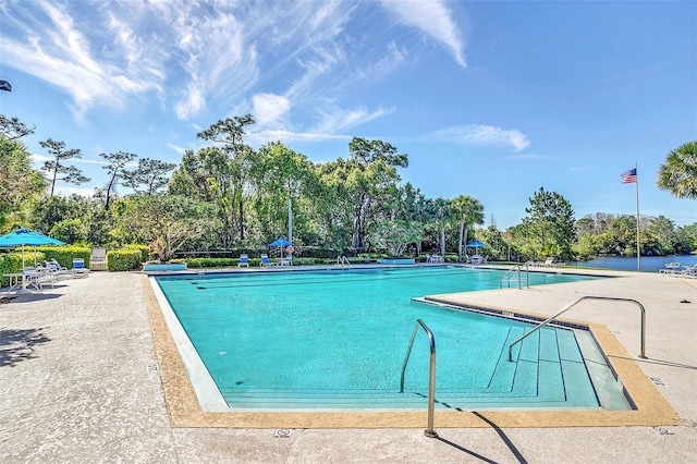 2143 Autumn View Dr, Orlando, FL 32825 - community pool with a patio area and view of scattered trees