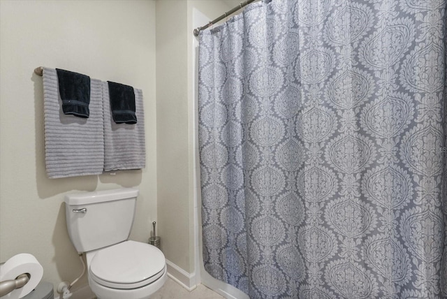 8811 Bally Neal Loop, Davenport, FL 33896 - full bathroom with toilet, baseboards, and a shower with shower curtain