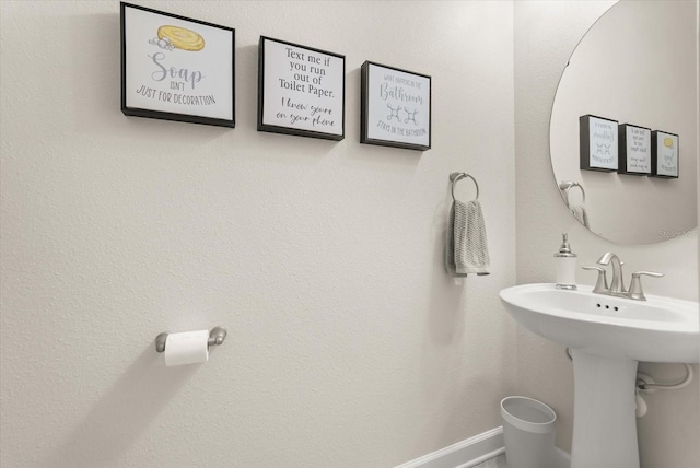 8811 Bally Neal Loop, Davenport, FL 33896 - bathroom featuring baseboards
