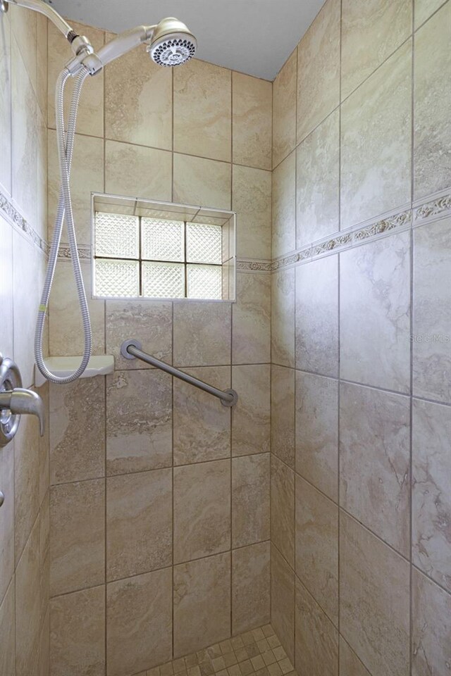 2888 Middleton Cir, Kissimmee, FL 34743 - full bath with a tile shower