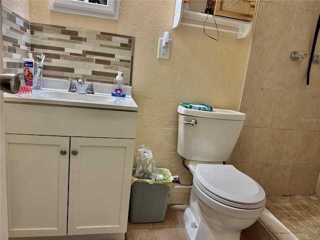 2 Clear Pl, Ocala, FL 34472 - bathroom featuring a textured wall, toilet, vanity, and tiled shower