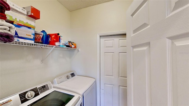 8520 La Isla Dr, Kissimmee, FL 34747 - laundry room featuring washing machine and clothes dryer and a textured ceiling