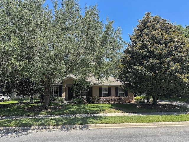 2585 Woodside Ridge Dr, Apopka, FL 32712 - view of front of house featuring stucco siding and a front yard