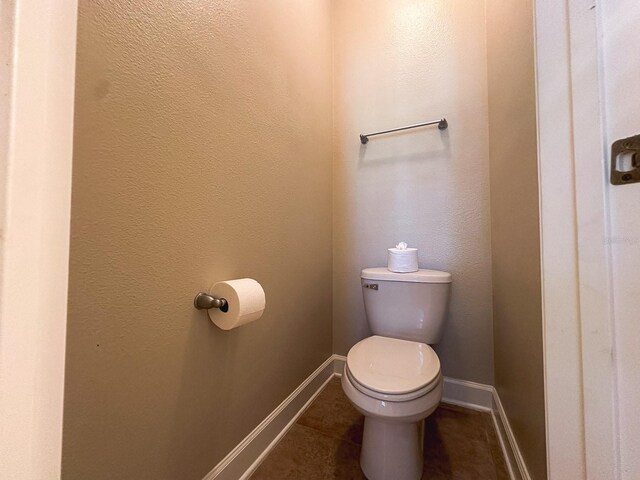 2585 Woodside Ridge Dr, Apopka, FL 32712 - bathroom with toilet, tile patterned floors, and baseboards