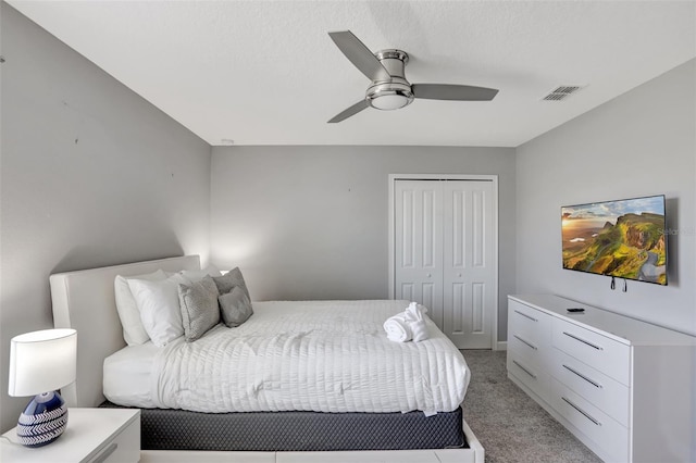 1533 Flange Dr, Davenport, FL 33896 - bedroom with light colored carpet, a closet, and a ceiling fan