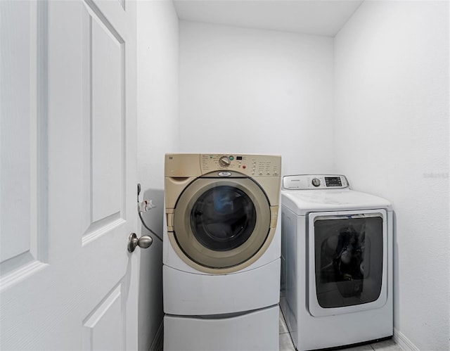 29400 Caspian St, Leesburg, FL 34748 - laundry area with independent washer and dryer and baseboards