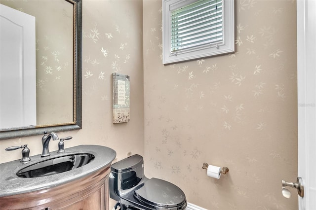 9729 Lake Hugh Dr, Gotha, FL 34734 - bathroom featuring toilet, vanity, and wallpapered walls