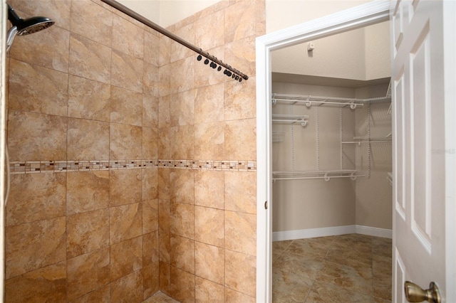 2830 Alton Dr, Kissimmee, FL 34741 - full bath featuring a tile shower, a walk in closet, and baseboards