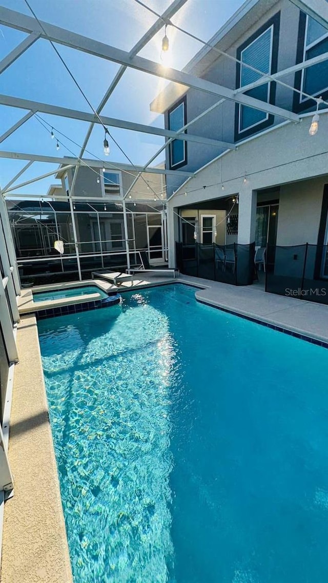 851 Drop Shot Dr, Davenport, FL 33896 - view of swimming pool with a patio area, a pool with connected hot tub, and a lanai