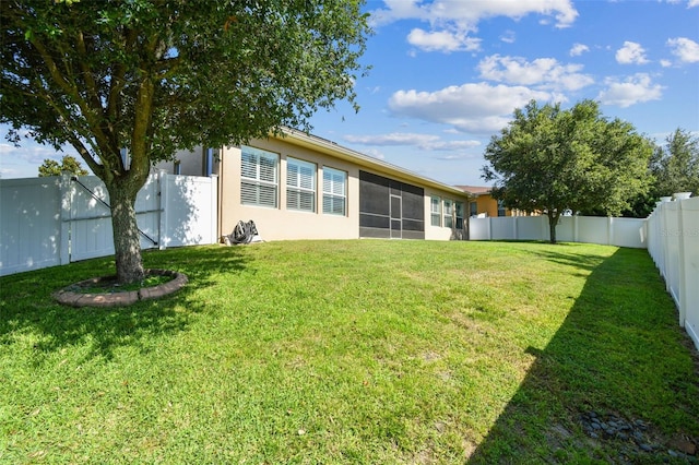 4133 Foxhound Dr, Clermont, FL 34711 - fenced backyard featuring a sunroom