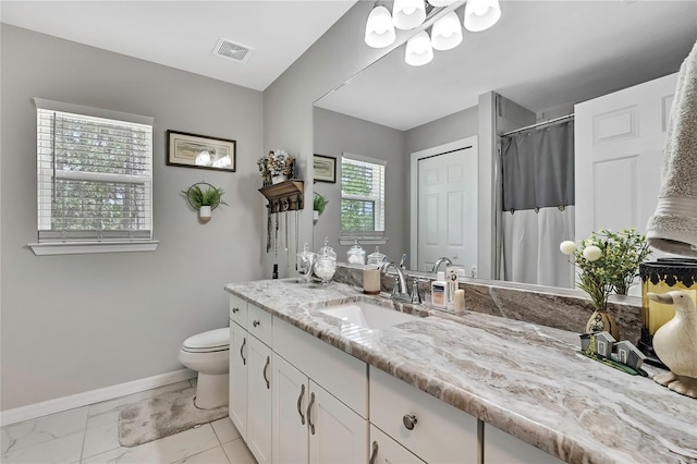 5755 N Summerfield Pt, Citrus Springs, FL 34434 - bathroom with toilet, vanity, baseboards, a chandelier, and curtained shower