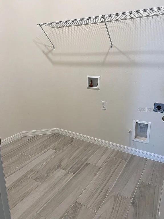 605 Big Pine Ave, Minneola, FL 34715 - laundry area featuring washer hookup, hookup for an electric dryer, gas dryer hookup, and baseboards