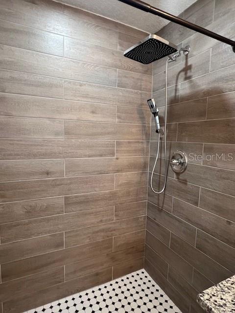 1620 Hialeah St, Orlando, FL 32808 - full bathroom with a tile shower