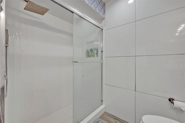 9455 Belmont Ter, Oviedo, FL 32765 - bathroom with a tile shower, toilet, and wood finished floors