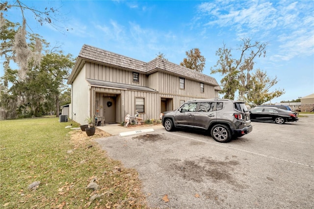 2826 NE 7th St, Ocala, FL 34470 - multi unit property with mansard roof, uncovered parking, a front yard, and central AC unit