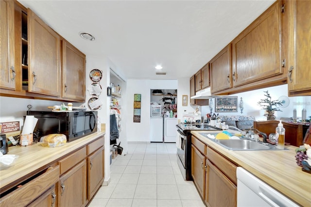 2826 NE 7th St, Ocala, FL 34470 - kitchen featuring independent washer and dryer, black appliances, a sink, light countertops, and recessed lighting