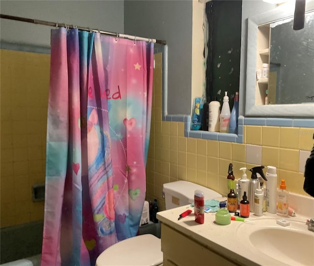 58 W 27th St Unit N, West Palm Beach, FL 33404 - bathroom with toilet, vanity, tile walls, and shower / bath combo with shower curtain