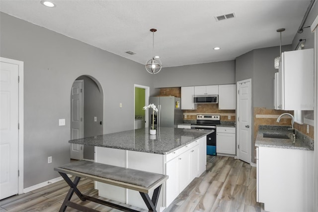 470 Regal Downs Cir, Winter Garden, FL 34787 - kitchen featuring a sink, stainless steel appliances, light wood-style flooring, a kitchen island, and recessed lighting