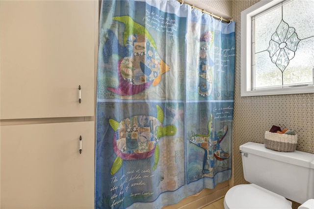 2132 Palm Vista Dr, Apopka, FL 32712 - bathroom with wallpapered walls, toilet, and curtained shower