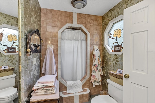 2132 Palm Vista Dr, Apopka, FL 32712 - bathroom featuring toilet, tile walls, a textured ceiling, and wallpapered walls