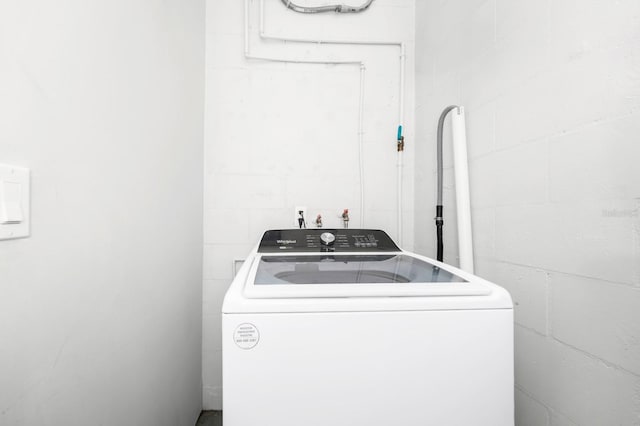 7616 Simms Ave, Orlando, FL 32812 - laundry room featuring washer / dryer and concrete block wall