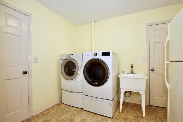 4802 Anton Ave, Apopka, FL 32712 - laundry area featuring washing machine and clothes dryer and baseboards