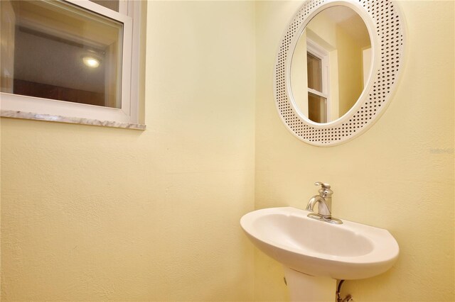 4802 Anton Ave, Apopka, FL 32712 - bathroom with a sink