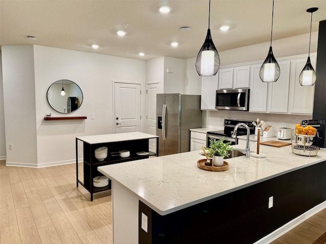 1900 Erudite Way, Winter Park, FL 32792 - kitchen featuring stainless steel appliances, a peninsula, light wood-style floors, light stone counters, and recessed lighting