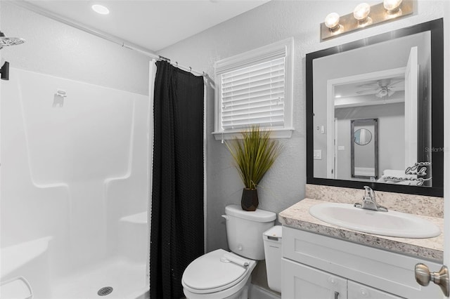 122 Seville Rd, Auburndale, FL 33823 - full bathroom featuring vanity, toilet, a shower with shower curtain, ceiling fan, and a textured wall