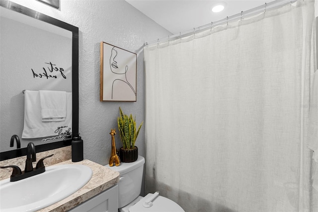 122 Seville Rd, Auburndale, FL 33823 - full bath featuring vanity, toilet, and a textured wall