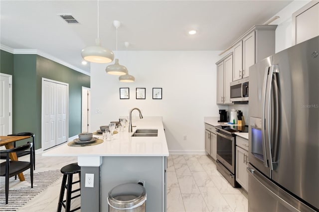 4184 Paragraph Dr, Kissimmee, FL 34746 - kitchen featuring stainless steel appliances, a sink, gray cabinetry, a breakfast bar, and baseboards