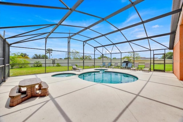 2627 Autumn Creek Cir, Kissimmee, FL 34747 - view of swimming pool with a patio, a pool with connected hot tub, and glass enclosure