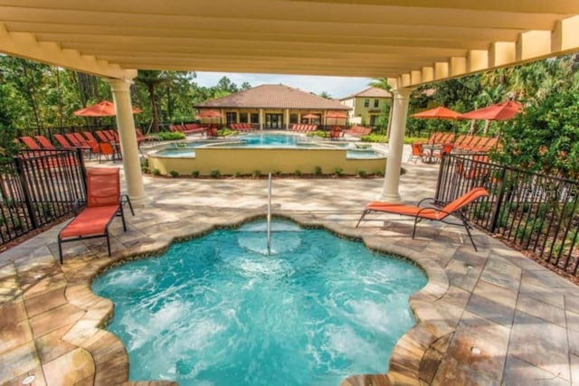 8219 Roseville Blvd, Davenport, FL 33896 - community pool with a hot tub and a patio area