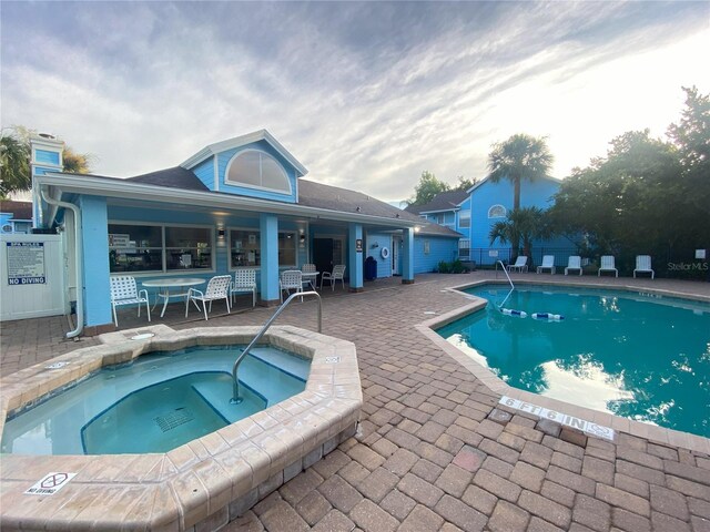 2729 N Poinciana Blvd Unit 125, Kissimmee, FL 34746 - community pool featuring a community hot tub and a patio area
