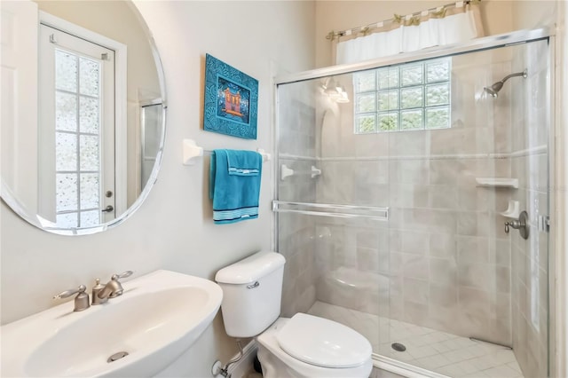 1429 Arbitus Cir, Oviedo, FL 32765 - full bath featuring plenty of natural light, toilet, a sink, and a stall shower