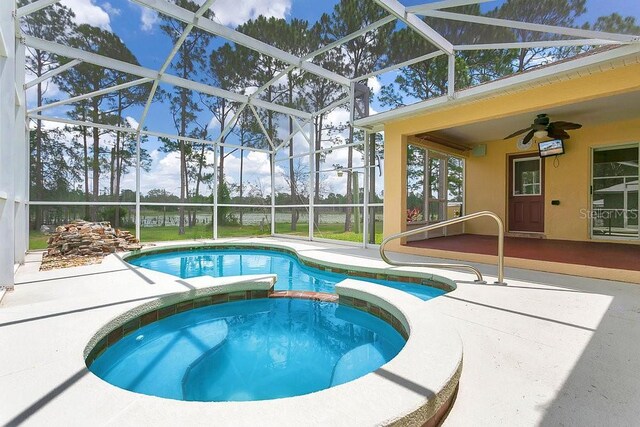 2772 Pelham Cir, Deltona, FL 32738 - view of pool with a patio area, a ceiling fan, a pool with connected hot tub, and a lanai