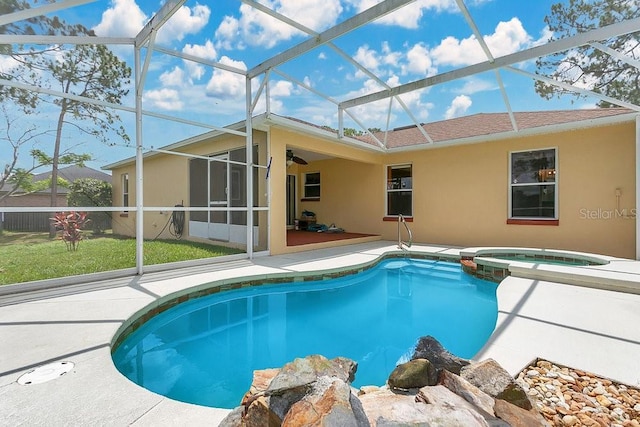 2772 Pelham Cir, Deltona, FL 32738 - swimming pool featuring an in-ground hot tub, a patio area, a ceiling fan, a lanai, and a lawn