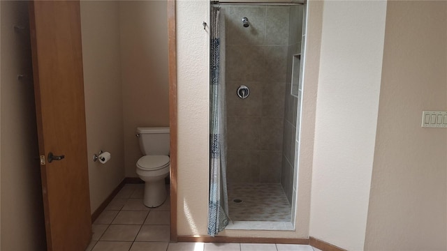 900 Red Fox Rd, Altamonte Springs, FL 32714 - bathroom featuring a shower stall, toilet, and tile patterned floors