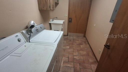 900 Red Fox Rd, Altamonte Springs, FL 32714 - laundry room featuring washing machine and dryer, baseboards, and electric panel