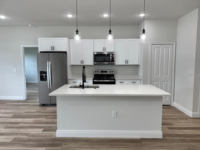 16463 SW 55th Court Rd, Ocala, FL 34473 - kitchen with stainless steel appliances, a sink, baseboards, light wood-style floors, and recessed lighting