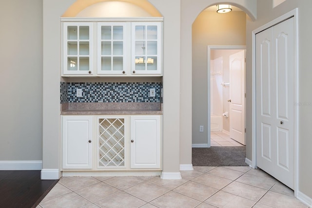 1322 Reagans Reserve Blvd, Apopka, FL 32712 - bar area with arched walkways, tasteful backsplash, and light tile patterned floors