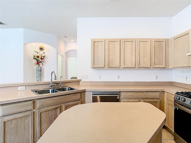 6843 Cherry Grove Cir, Orlando, FL 32809 - kitchen with appliances with stainless steel finishes, a sink, light brown cabinetry, and light countertops