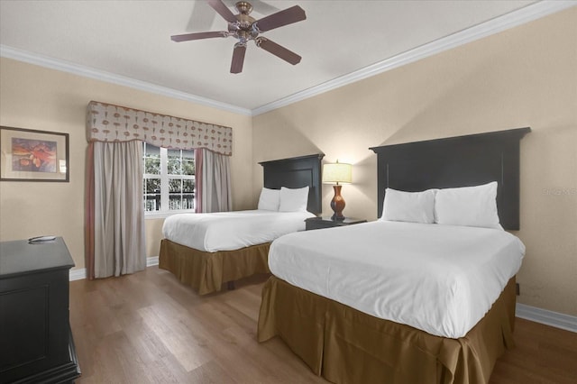 1100 Sunset View Cir Unit 204, Reunion, FL 34747 - bedroom featuring crown molding, light wood-style flooring, baseboards, and a ceiling fan