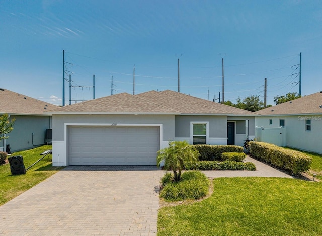14357 Hidden Ct, Clermont, FL 34711 - ranch-style home featuring stucco siding, a shingled roof, and a front lawn