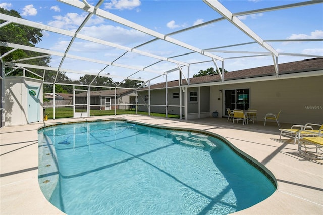 620 Marshall St, Altamonte Springs, FL 32701 - swimming pool with a patio and a lanai